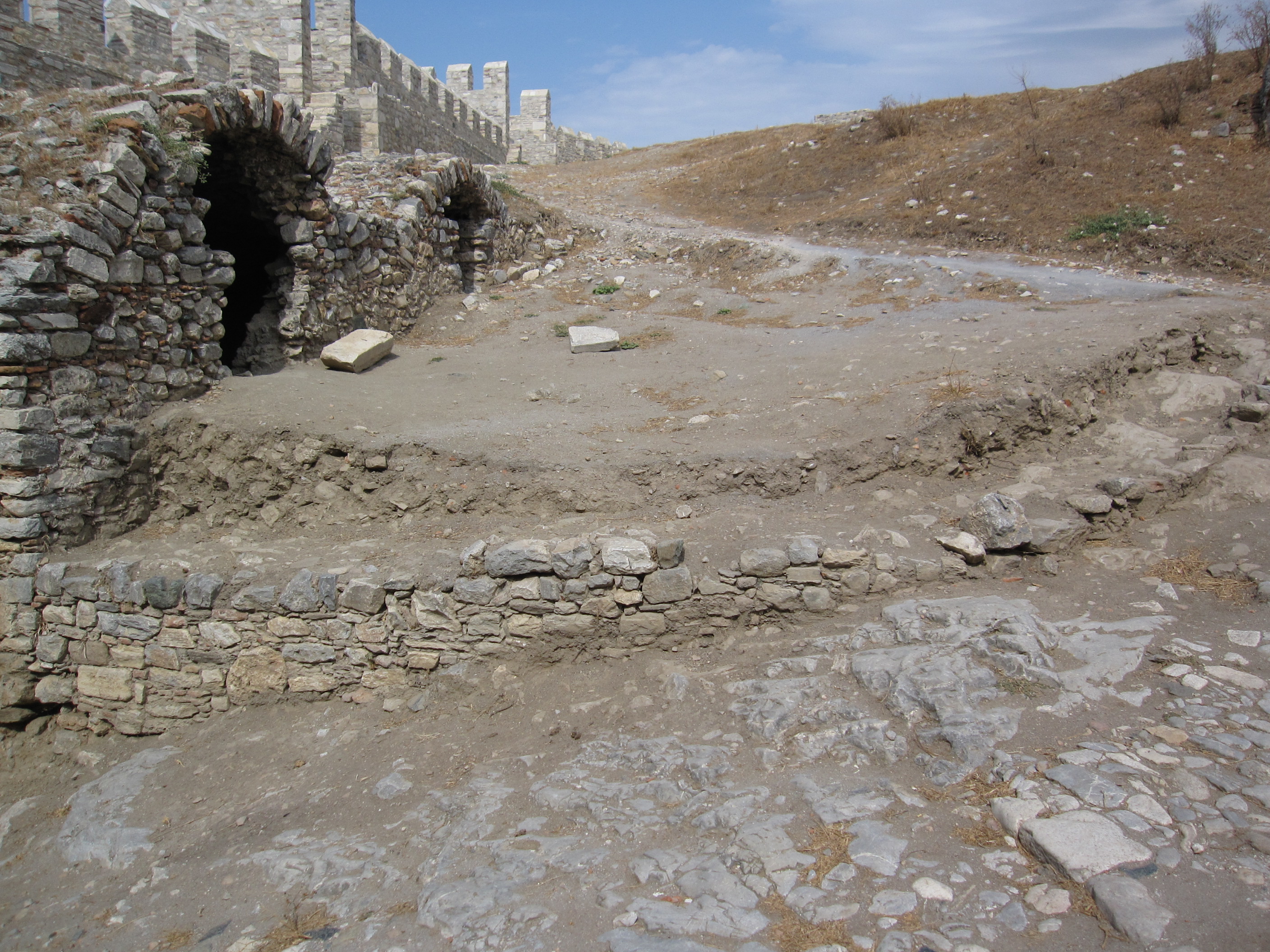 Batı Giriş, İç Kısım Kuzey Bölüm (Kazı Sonrası) Batı Giriş, İç Kısım Kuzey Bölüm (Kazı Sonrası)