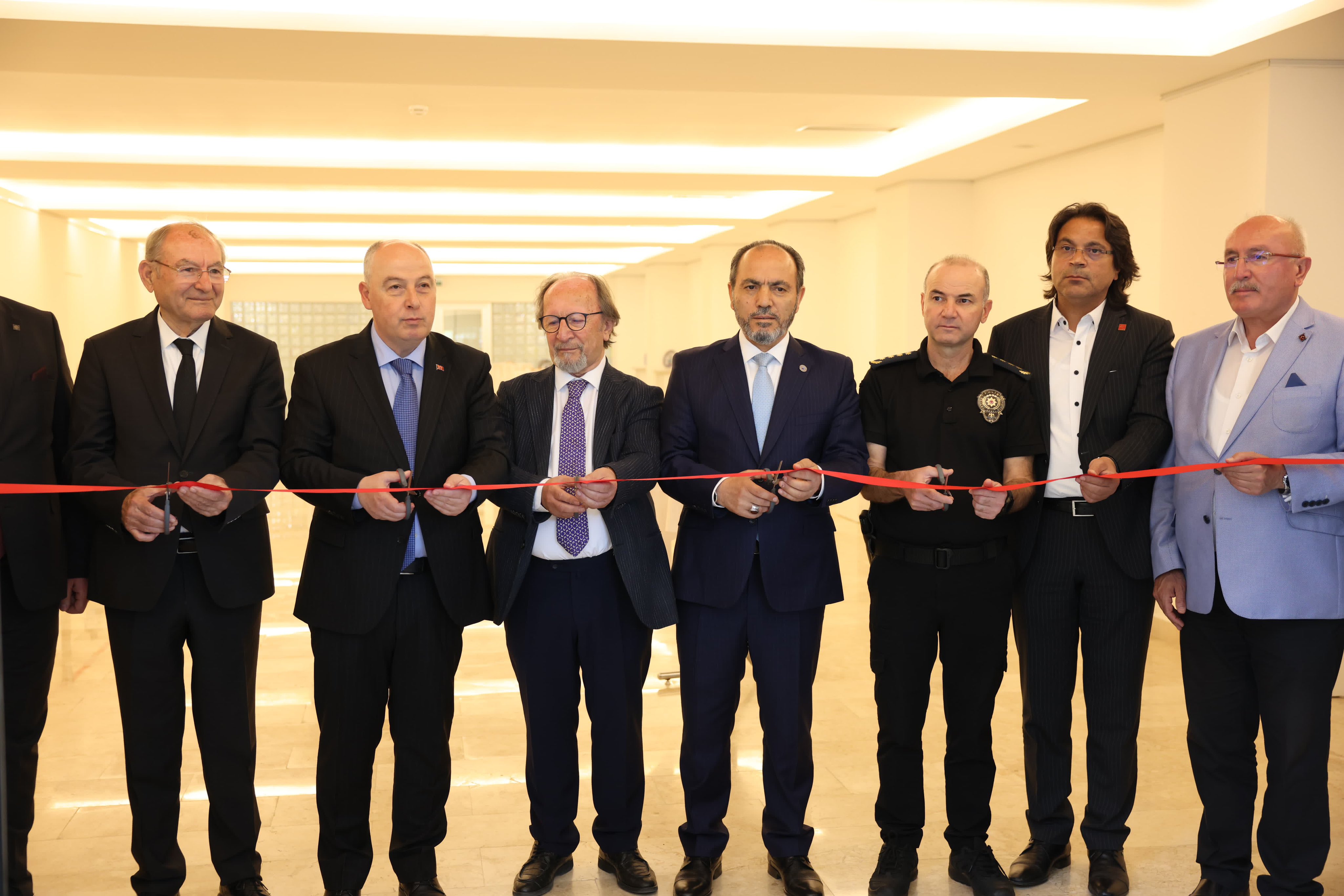 cini-sanatcisi-mehmet-gursoyun-sergisi-egitim-fakultesi-100-yil-sergi-salonunda-acildi