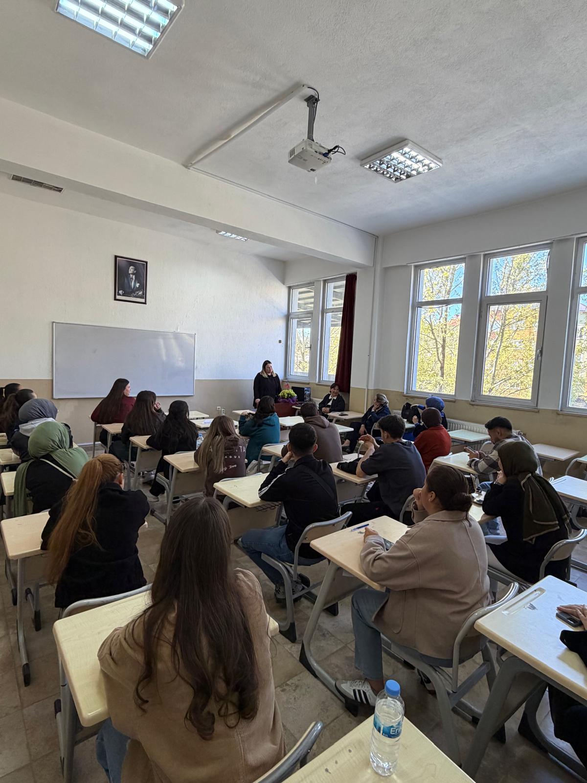 buro-yonetimi-ve-yonetici-asistanligi-ogrencileri-mezunumuzu-dinledi