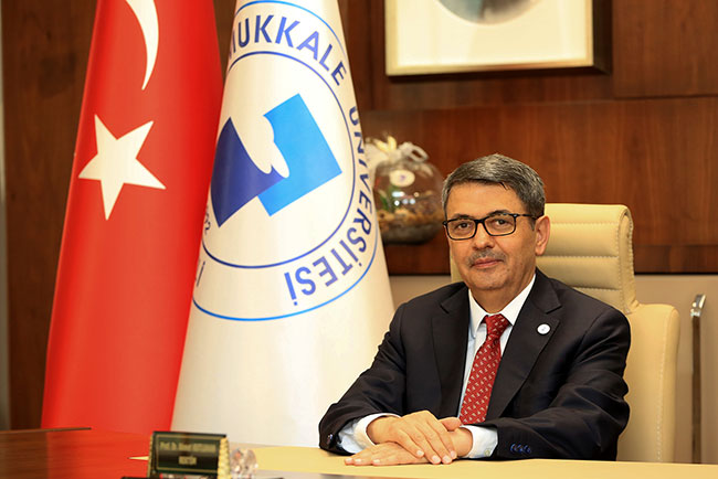 Pamukkale Üniversitesi Rektör Ahmet Kutluhan Türk Bayrağı Pamukkale Üniversitesi Logosu