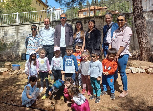 bir-kusagin-diktigi-agacin-golgesinde-gelecek-kusaklar-serinler