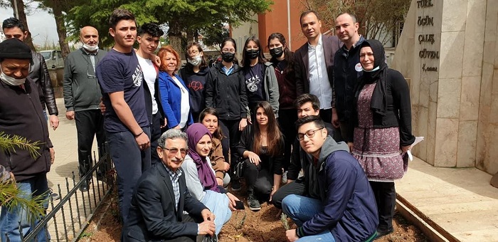 ogrenciler-ile-hem-fidan-diktik-hem-de-egitim-verdik