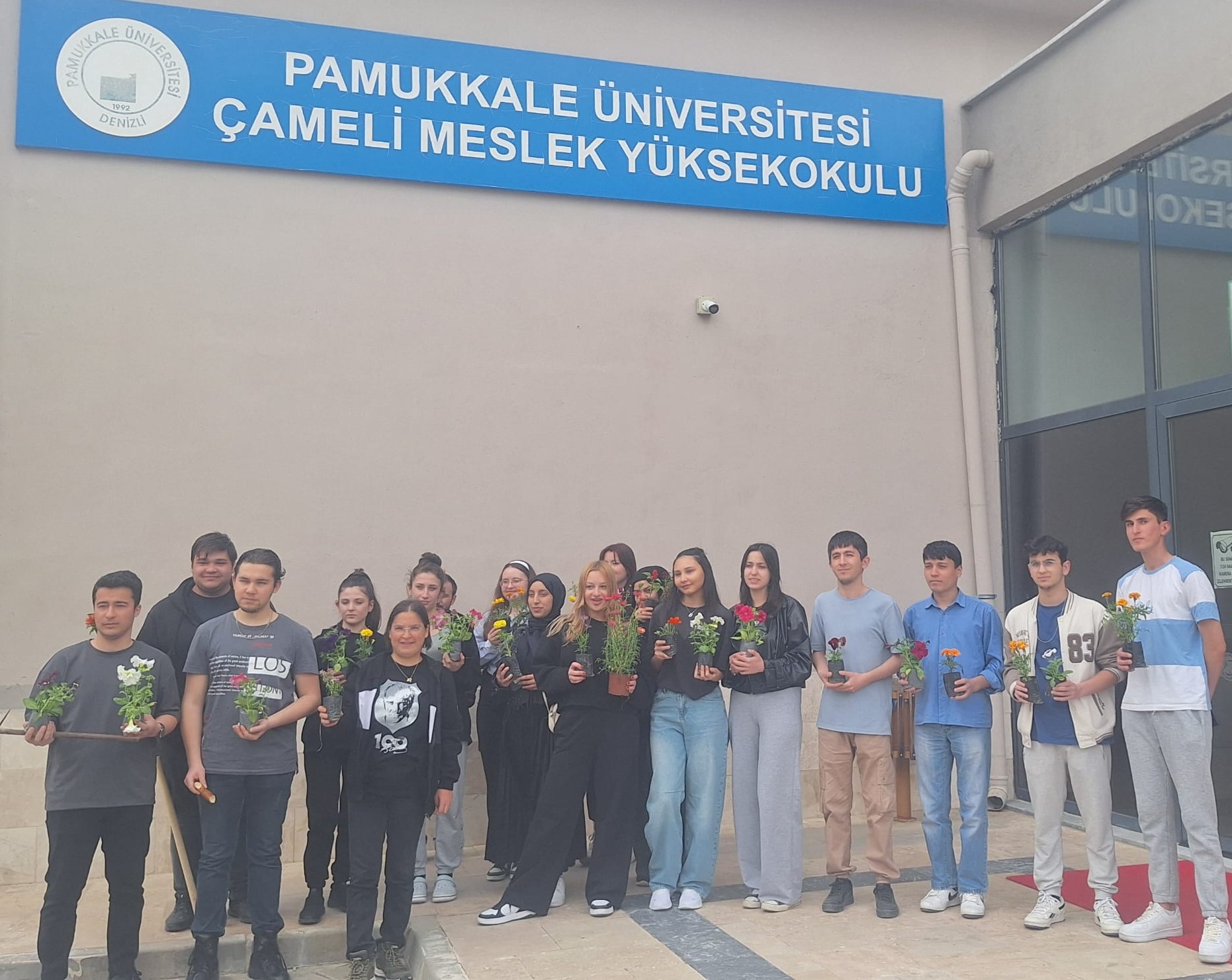cameli-myo-renk-renk-ciceklendi