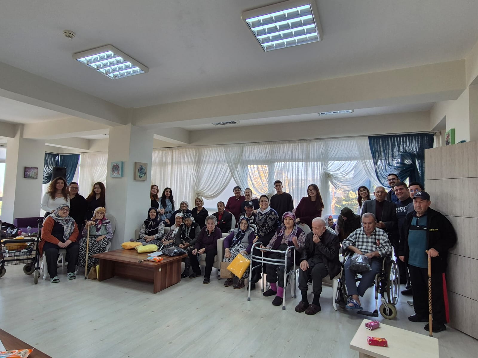 pau’lu-genclerden-babadag-huzurevi’ne-gonul-koprusu-“cinarlarin-golgesinde”-bulustular