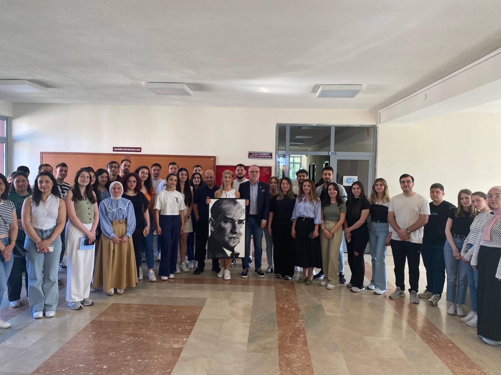 -askon-demir-yonetim-kurulu-baskani-okan-konyaliogu-genel-mudur-yardimcisi-murat-ozdemir-ve-insan-kaynaklari-sefi-destina-aysima-karalp-urkiye’de-isgucu-piyasasi-uygulamalari-dersine-konuk-oldu