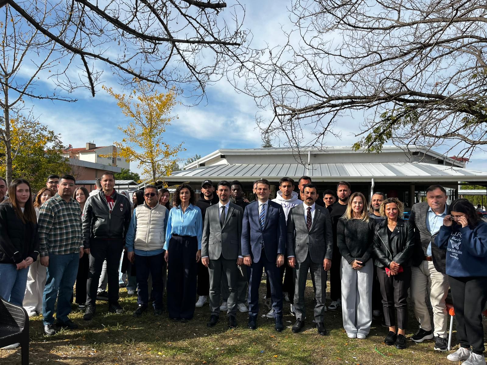 civril’de-ogrencilerden-anlamli-etkinlik-okul-bahcesine-fidan-dikildi