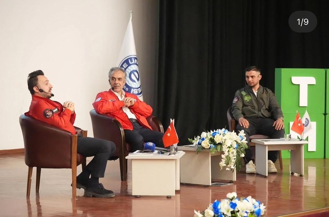 dijital-tarim-teknolojileri-programi-ogrencimizden-buyuk-basari-ege-universitesindeki-tarim-zirvesinde-sektor-liderleriyle-ayni-sahnede