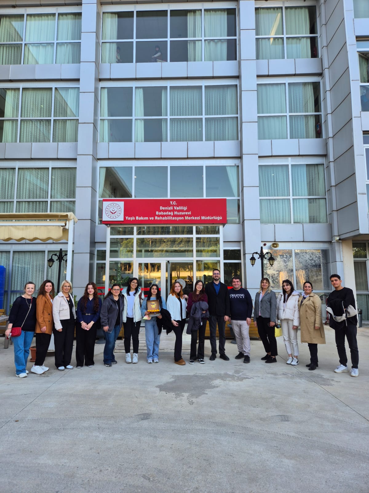 pau’lu-genclerden-babadag-huzurevi’ne-gonul-koprusu-cinarlarin-golgesinde-bulustular