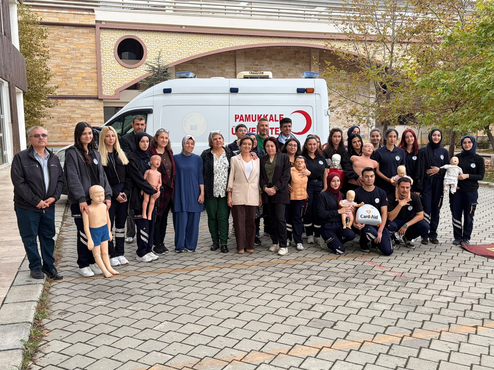 ilk-ve-acil-yardim-programindan-rektorluk-personeline-uygulamali-ilk-yardim-egitimi