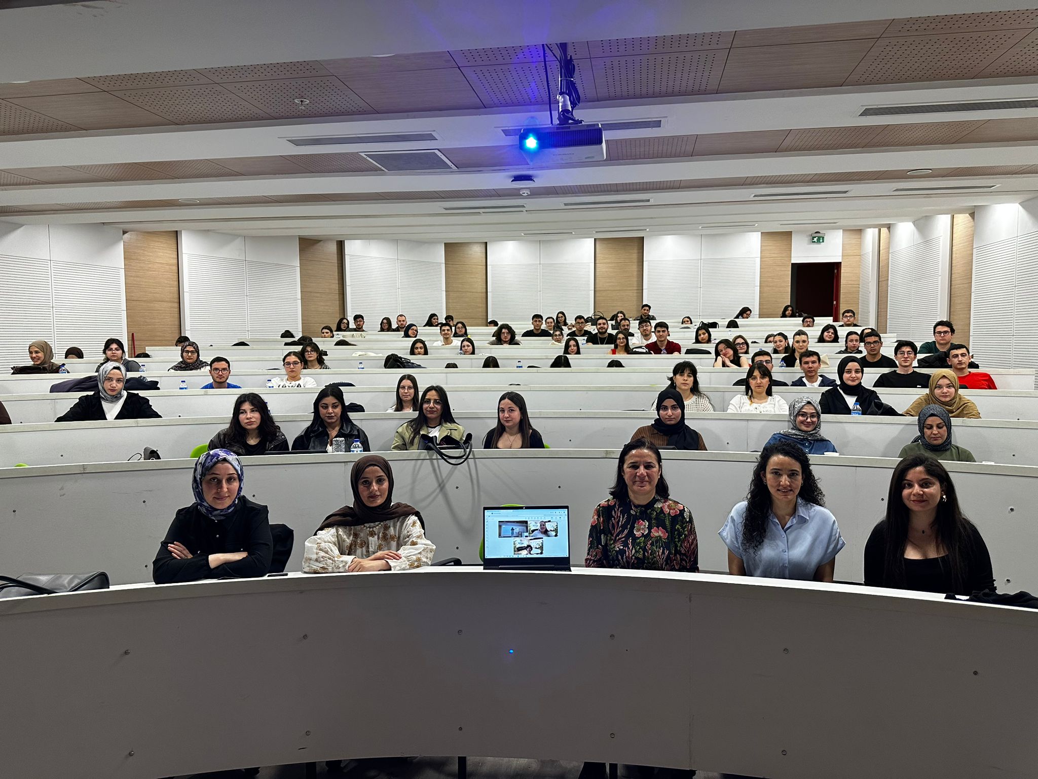 fakultemizde-“yurtdisinda-kariyer-yolculugu”-baslikli-seminer-gerceklestirildi