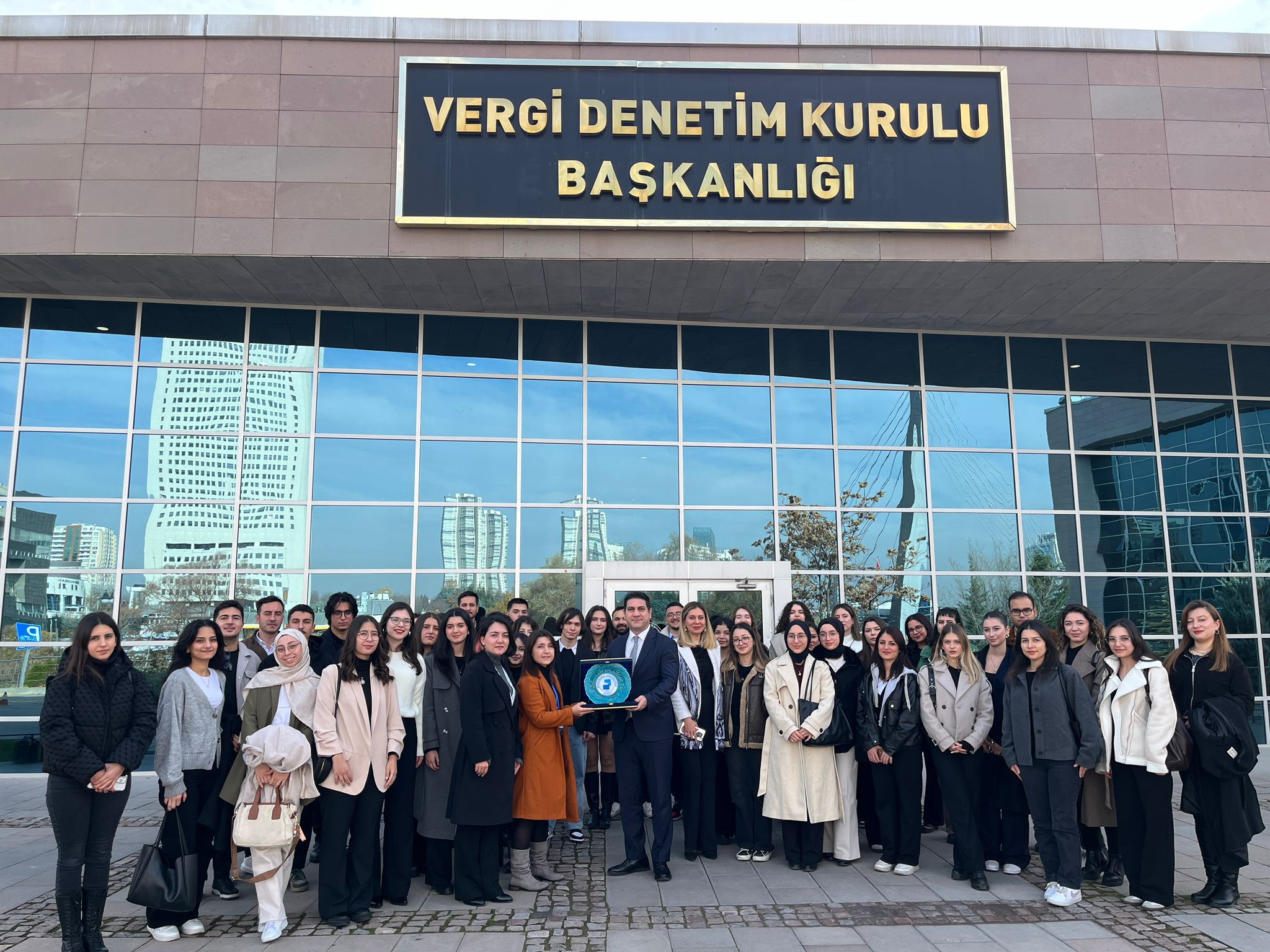 fakultemiz-ogrencileri-ankara’da-vergi-denetim-kurulu-ve-anitkabir’i-ziyaret-etti