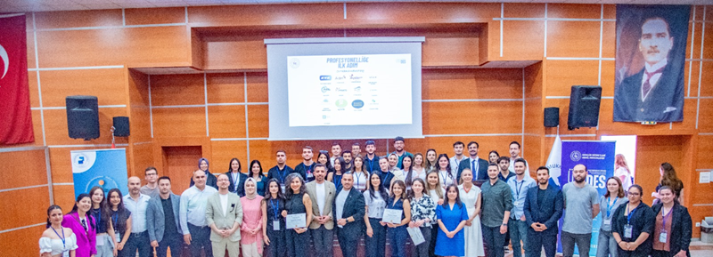 fakultemizde-kariyer-fuari-profesyonellige-ilk-adim-etkinligi-ve-“talk-king”-paneli-duzenlendi
