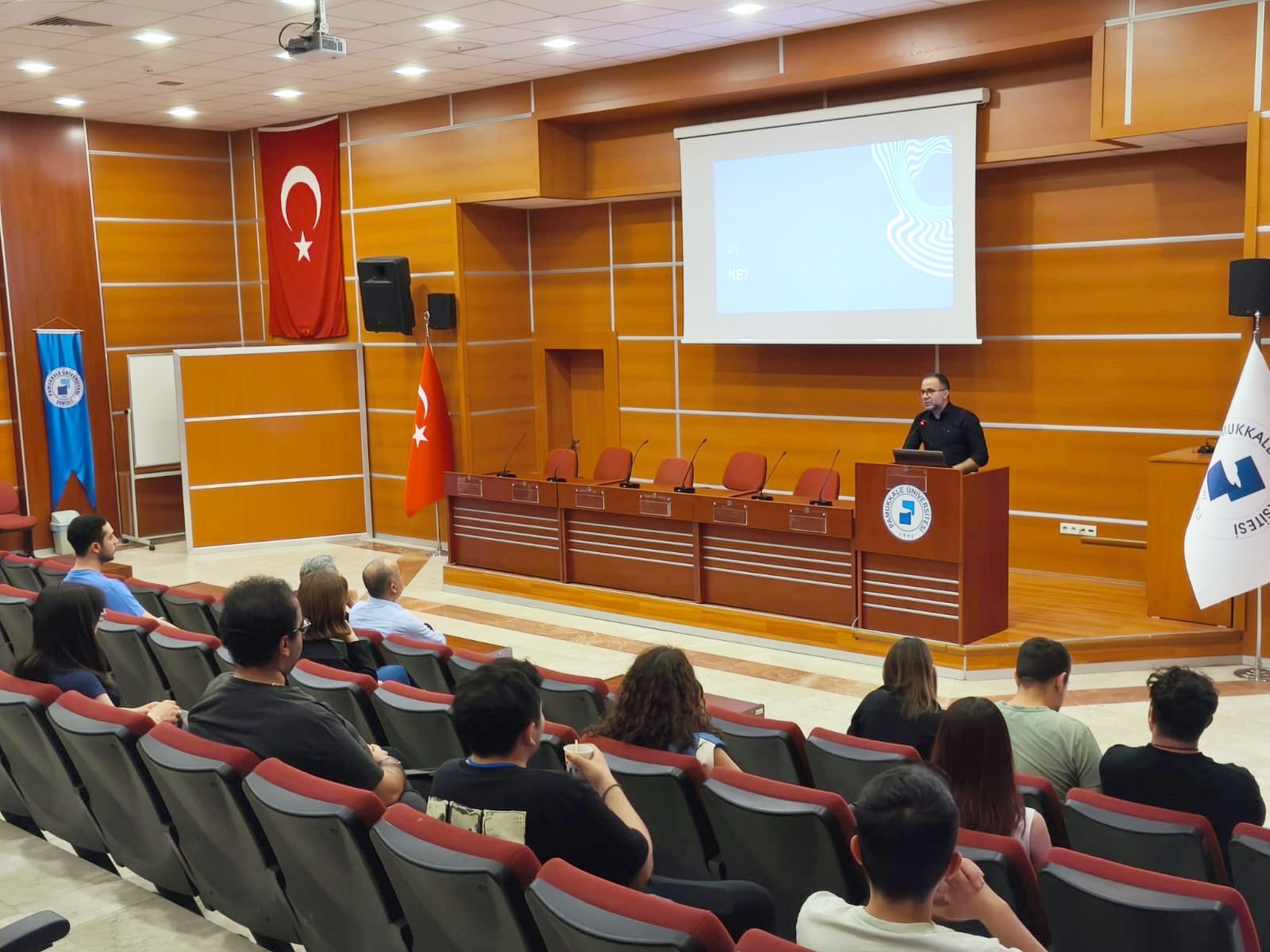 fakultemiz-gun-ortasi-seminerlerinde-“pazarlama-arastirmalarinda-emojiler-ve-otesi”-konusuldu