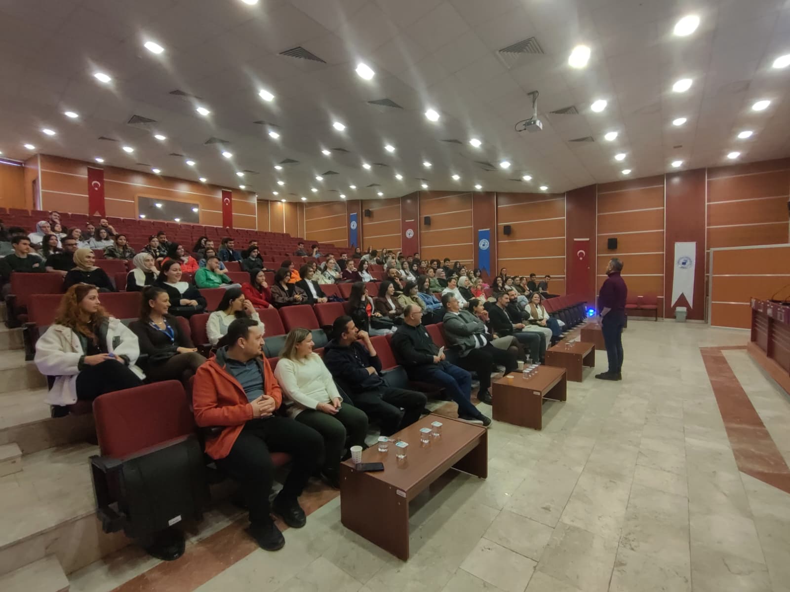 dijitallesme-sosyal-medya-bagimliligi-ve-aile-yapisi-konulu-konferans-duzenlendi