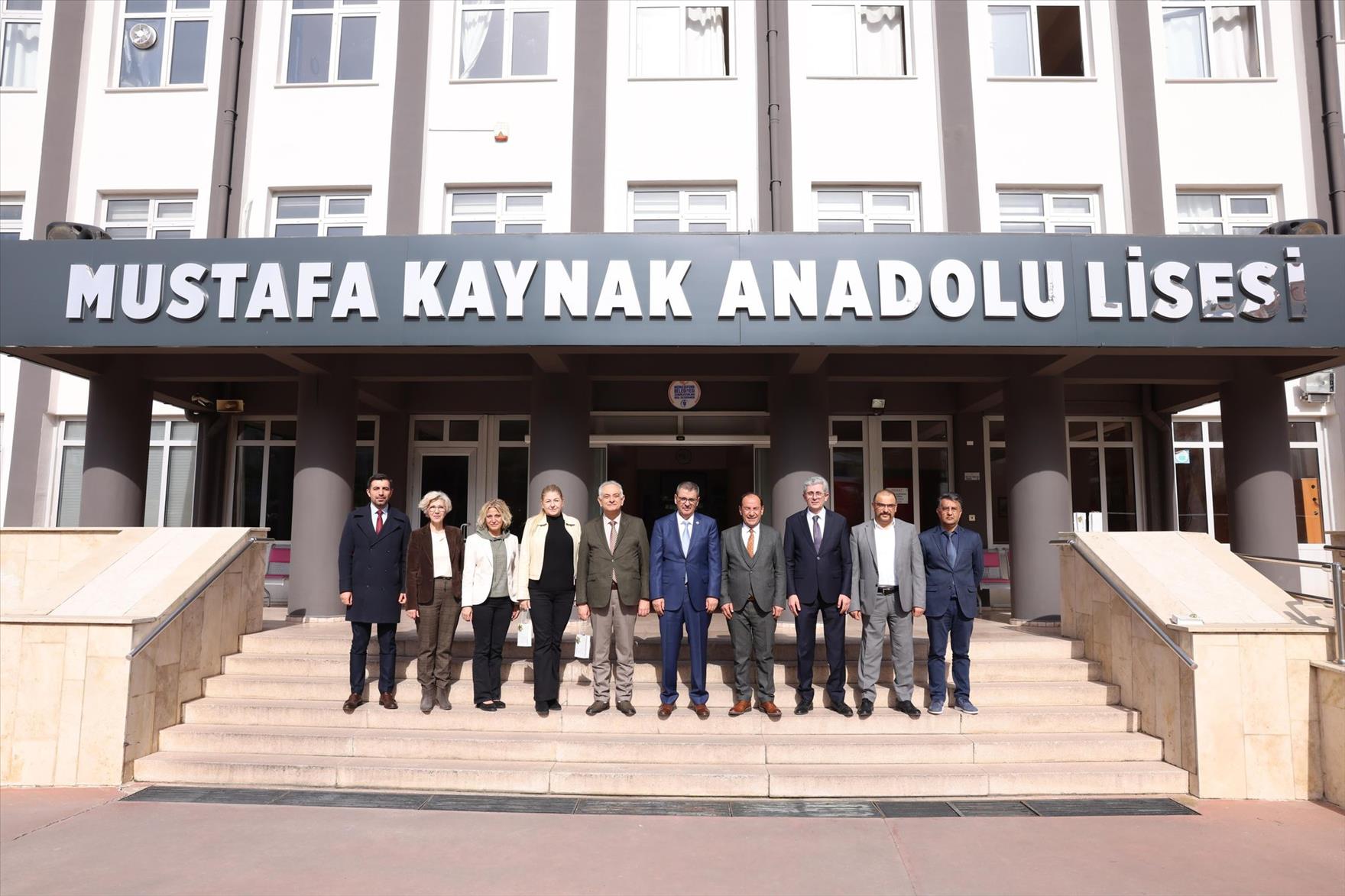 rektor-kutluhan-mustafa-kaynak-anadolu-lisesi-ogrencileri-ile-bulustu