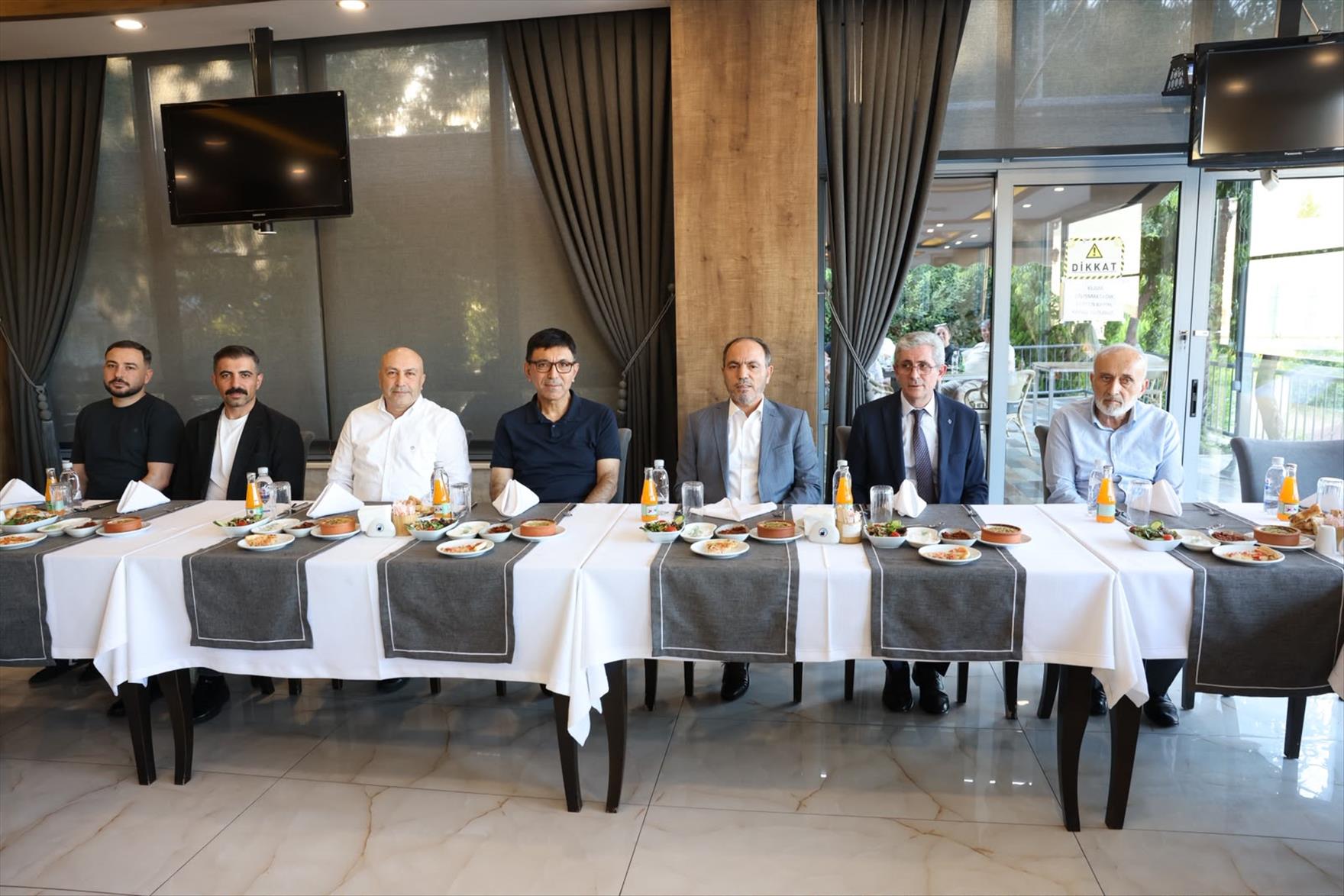 rektor-prof-dr-mahmud-gungor-eys’26-tanisma-yemegine-katildi
