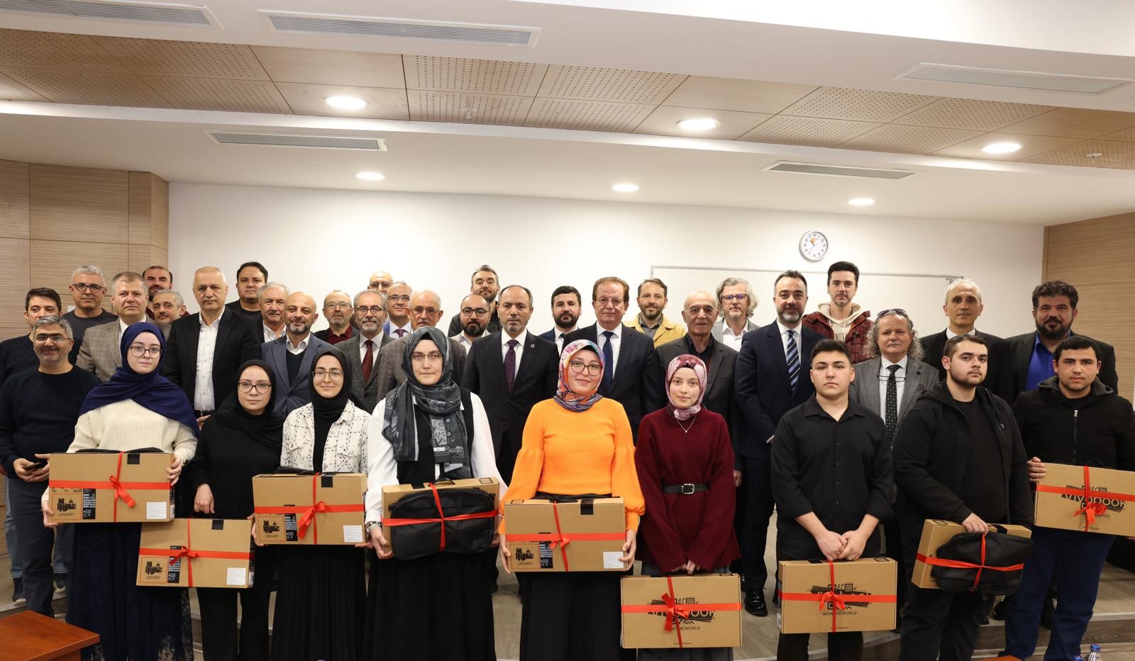 fakultemizde-2025-2026-egitim-ogretim-yili-dizustu-bilgisayar-hediye-toreni-gerceklestirildi