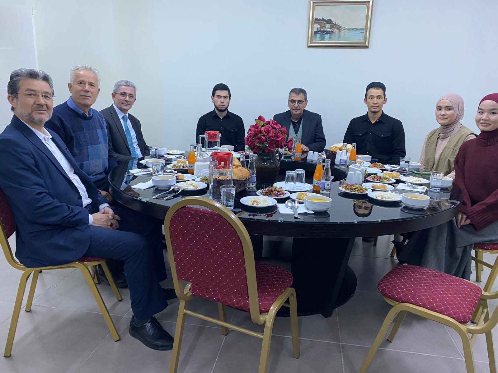 ramazan’in-birlik-ve-bereket-dolu-manevi-havasinda-iftar-yemeginde-bulustuk