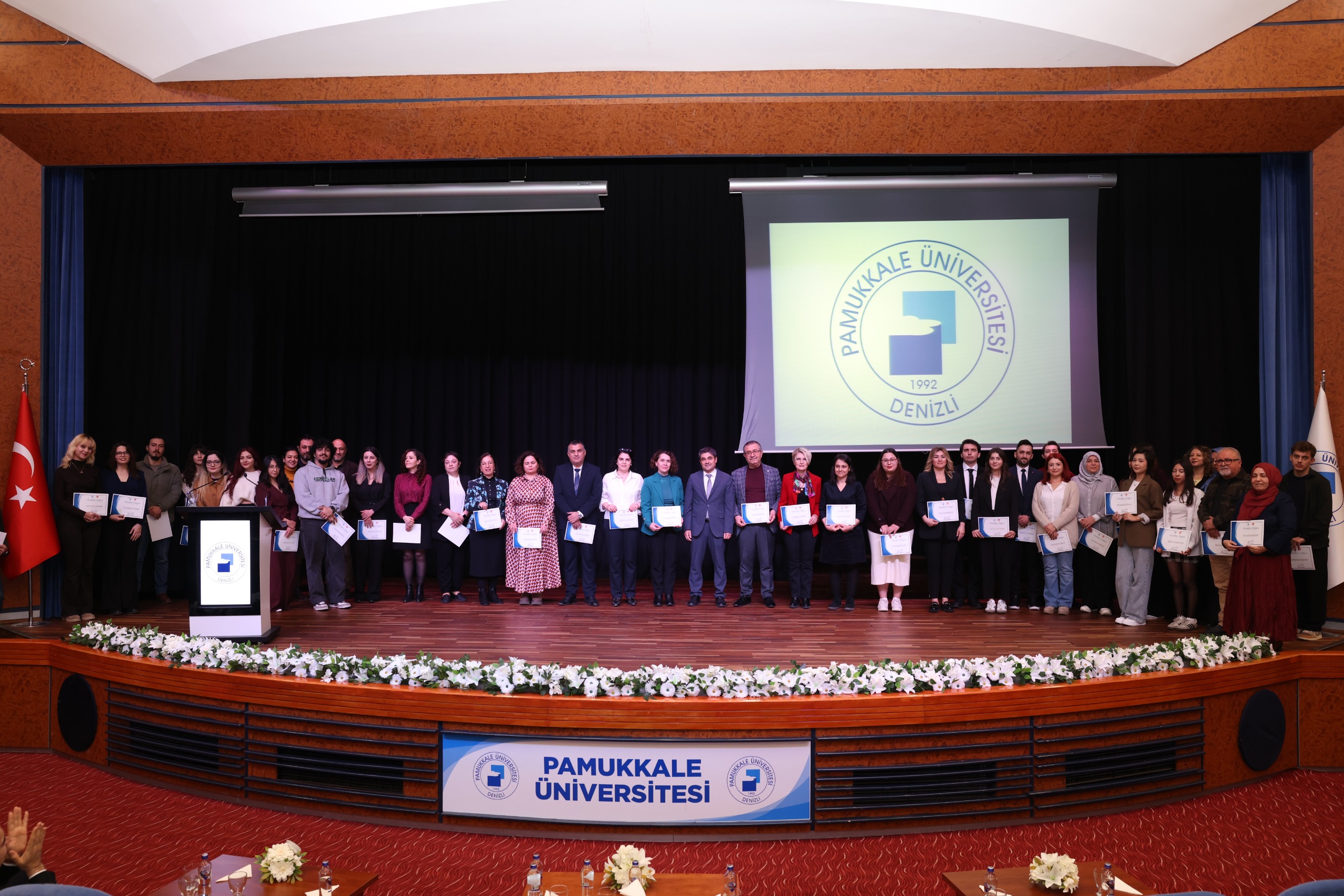 fakultemizde-aile-yili-etkinliklerinde-gorev-alan-ogretim-uyelerine-ve-ogrencilere-tesekkur-belgeleri-verildi