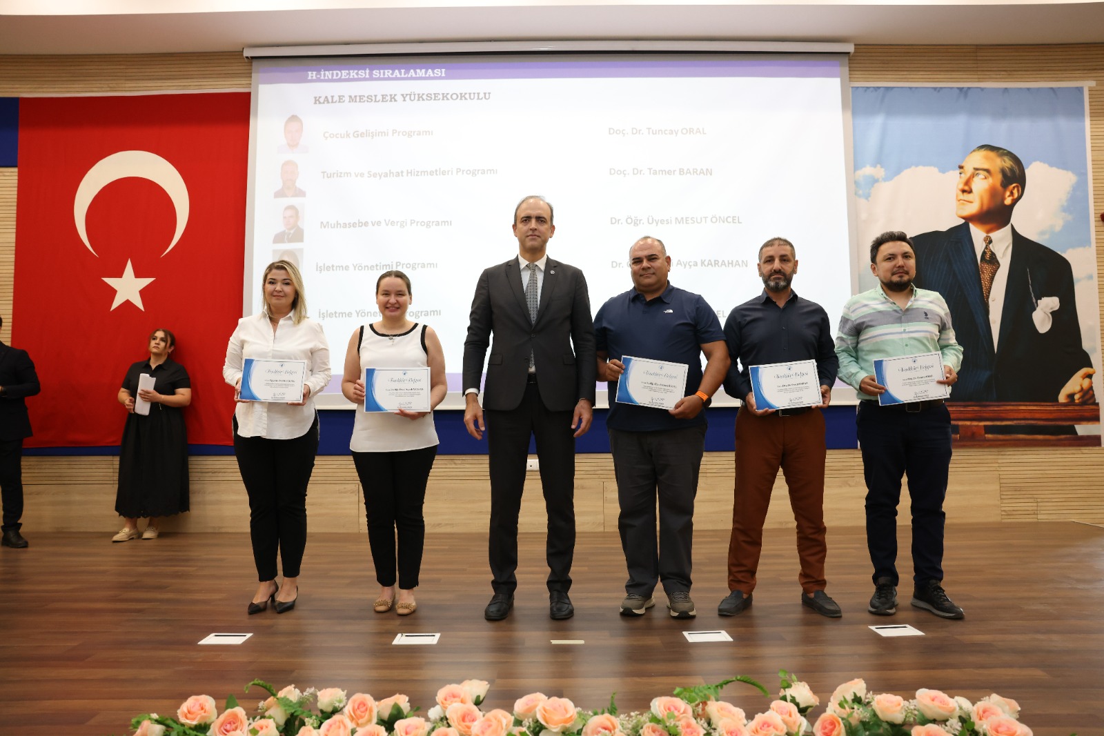rektor-gungor-pau’nun-basarili-akademisyenlerini-taltif-ve-tesekkur-programi-ile-onurlandirdi