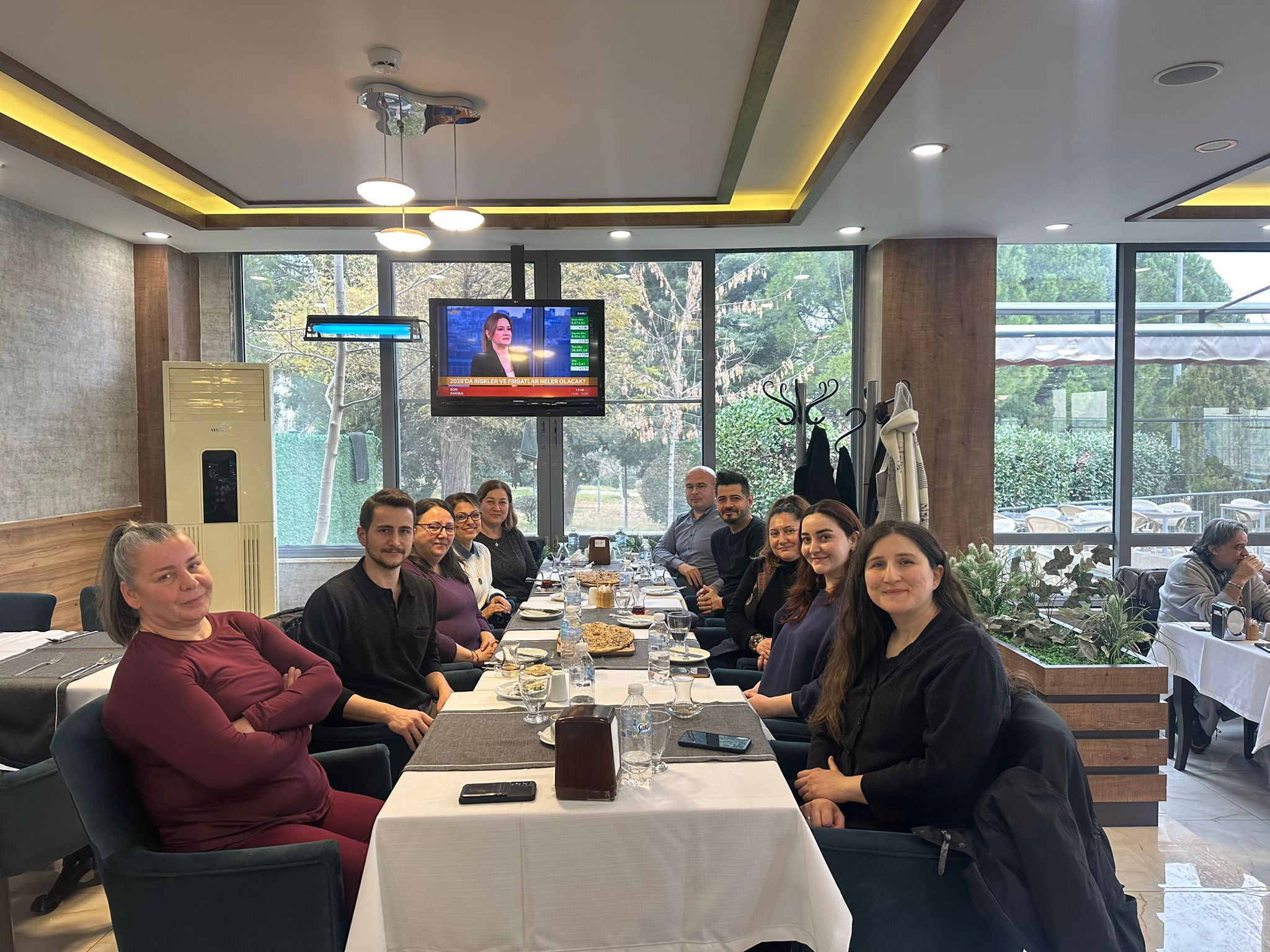 bolum-ogretim-uyeleri-ve-ogretim-elemanlari-ogle-yemeginde-bir-araya-geldiler