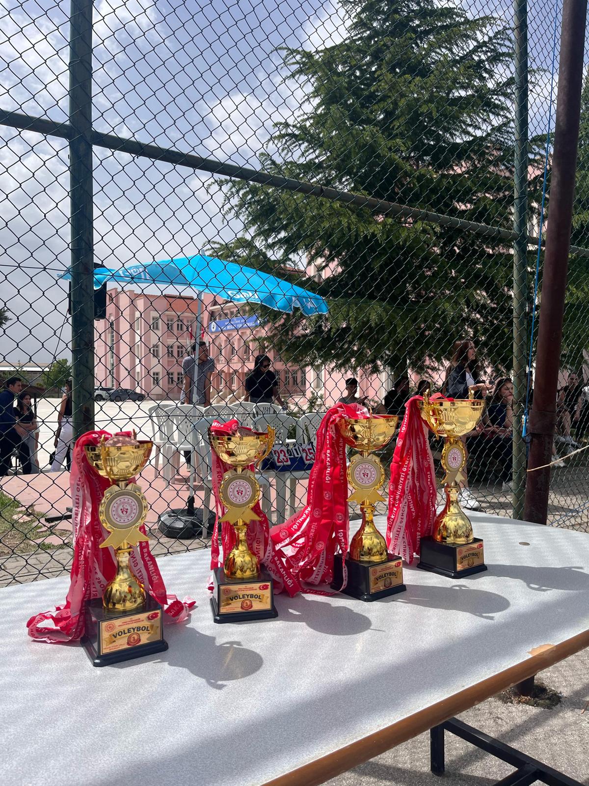 isg-programi-ogrencilerinden-voleybol-ve-dart-turnuvalarinda-cifte-basari