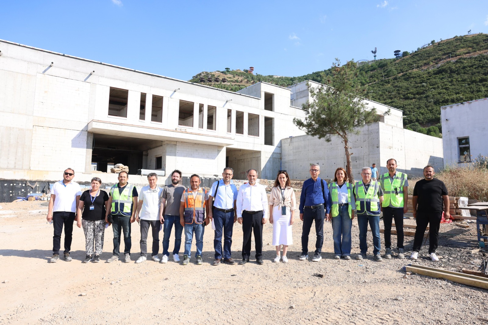 mimarlik-ve-tasarim-fakultesi-yeni-binasi-ve-merkezi-derslik-insaat-sahasinda-incelemelerde-bulunuldu
