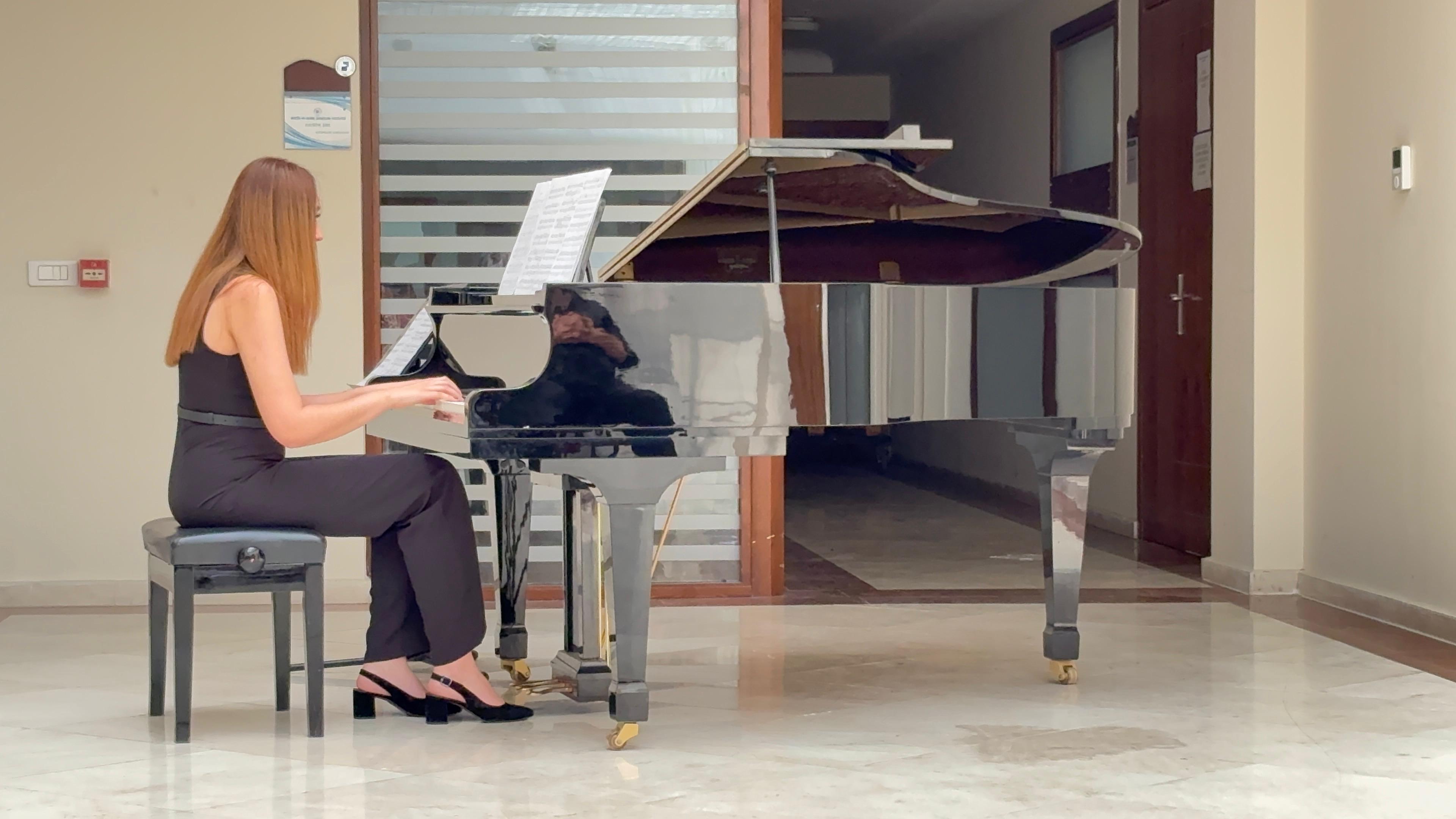 yuksek-lisans-ogrencisi-andicten-piyano-dinletisi-2