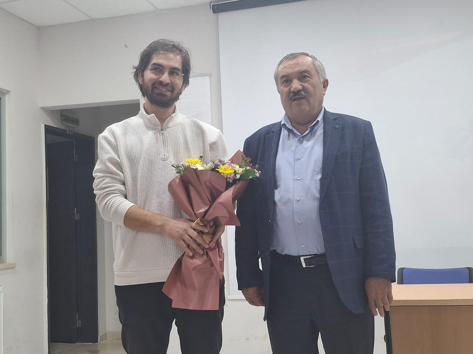 pamukkale-university-faculty-member-abdullah-atan-meets-students-at-naile-mehmet-ali-uyanik-anadolu-high-school-career-days