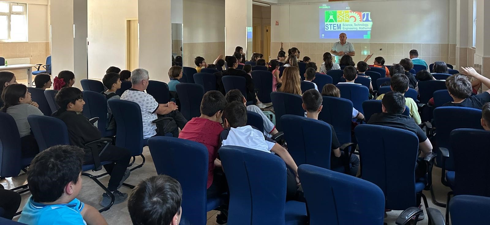 nalan-mustafa-kaynak-bilim-ve-sanat-merkezinde-duzenlenen-bilim-soylesileri-kapsaminda-duzenlenen-seminerlerin-ilki-merkez-mudurumuz-sayin-prof-dr-serkan-sevim-tarafindan-gerceklestirildi-2