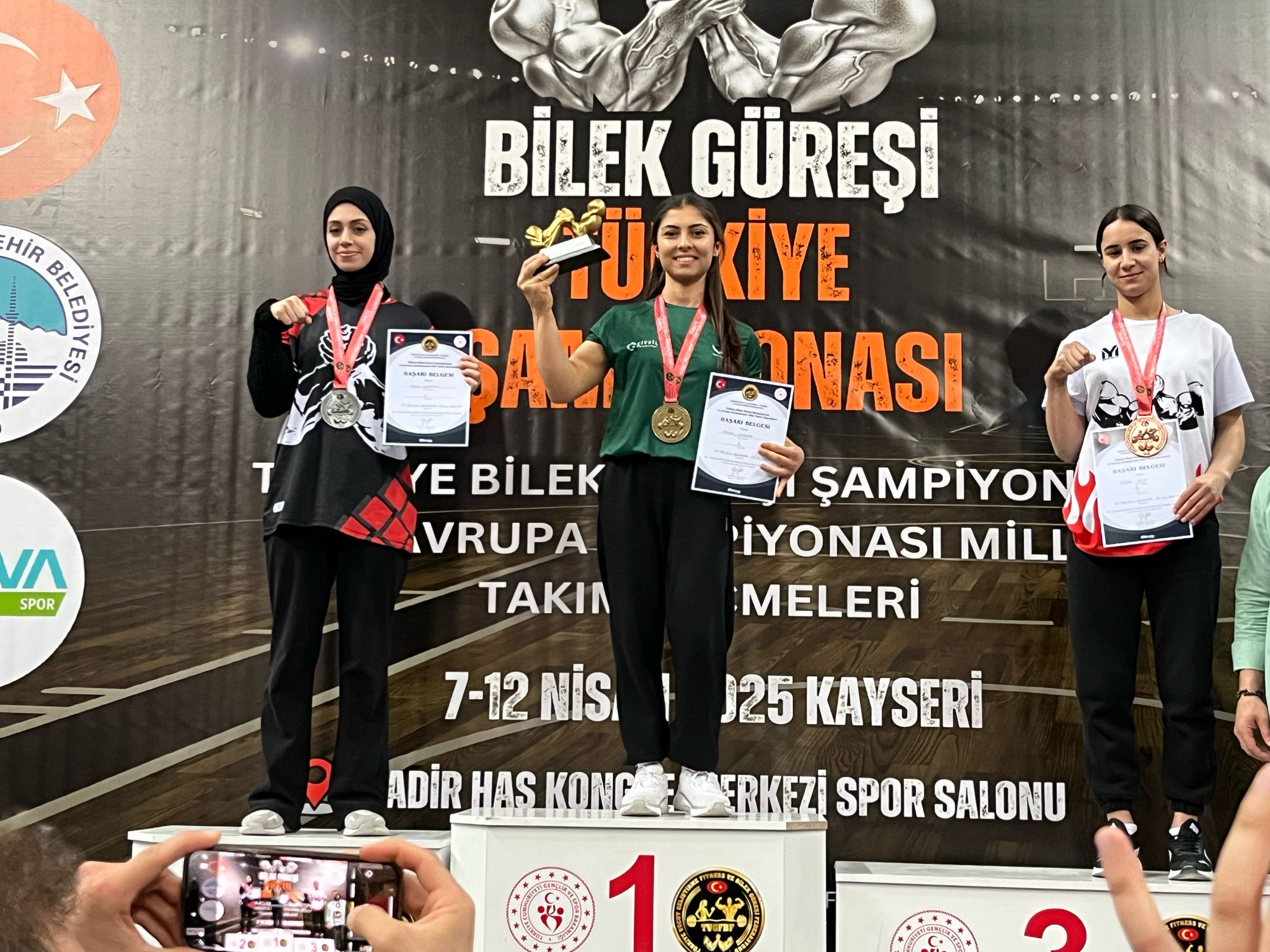 pamukkale-universitesi-spor-bilimleri-fakultesi-ogrencimiz-petek-cavdardan-cifte-sampiyonluk