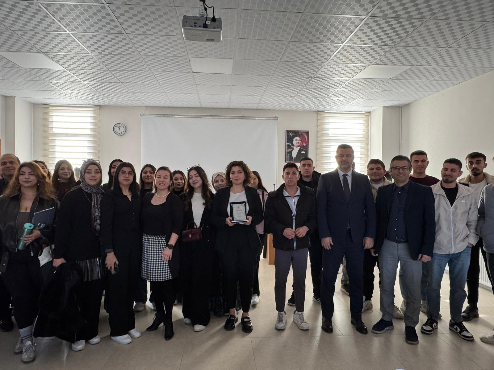 serinhisar-meslek-yuksekokulu-sosyal-guvenlik-programinda-kariyer-planlama-dersi-konugu-sgk-denetmeni-selver-dede-aksit