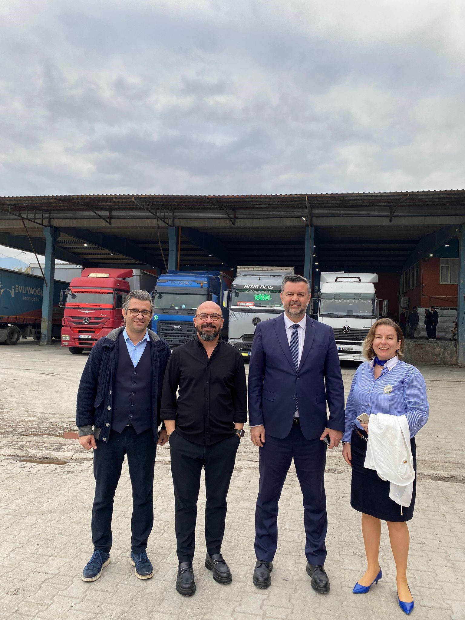 serinhisar-meslek-yuksekokulu-mudurumuz-doc-dr-engin-tan-mudur-yardimcimiz-ogr-gor-erol-buker-ve-mulkiyet-koruma-ve-guvenlik-bolum-baskan-yardimcimiz-ogr-gornasibe-cakanel-ile-birlikte-evliyaoglu-lojistik-firmasini-ziyaret-ettik