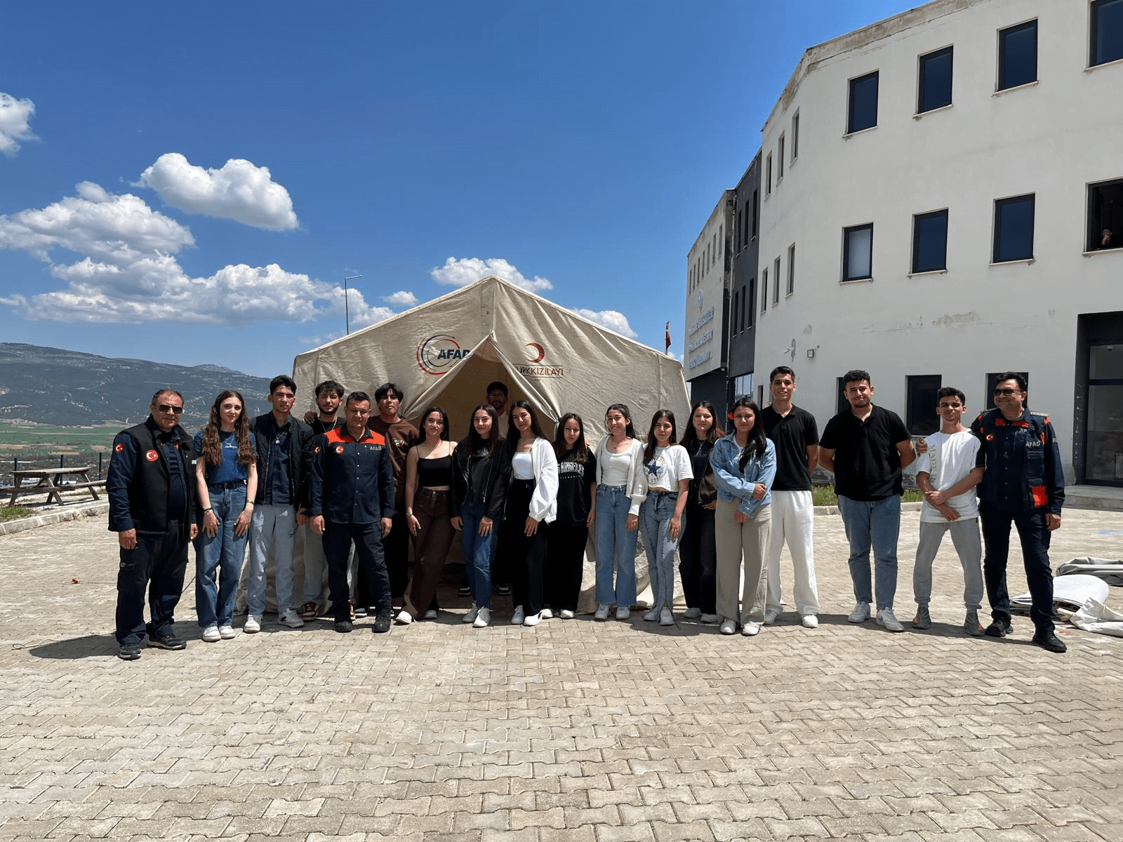 students-from-the-emergency-and-disaster-management-program-became-afad-disaster-and-emergency-management-presidency-volunteers-to-support-the-program-2