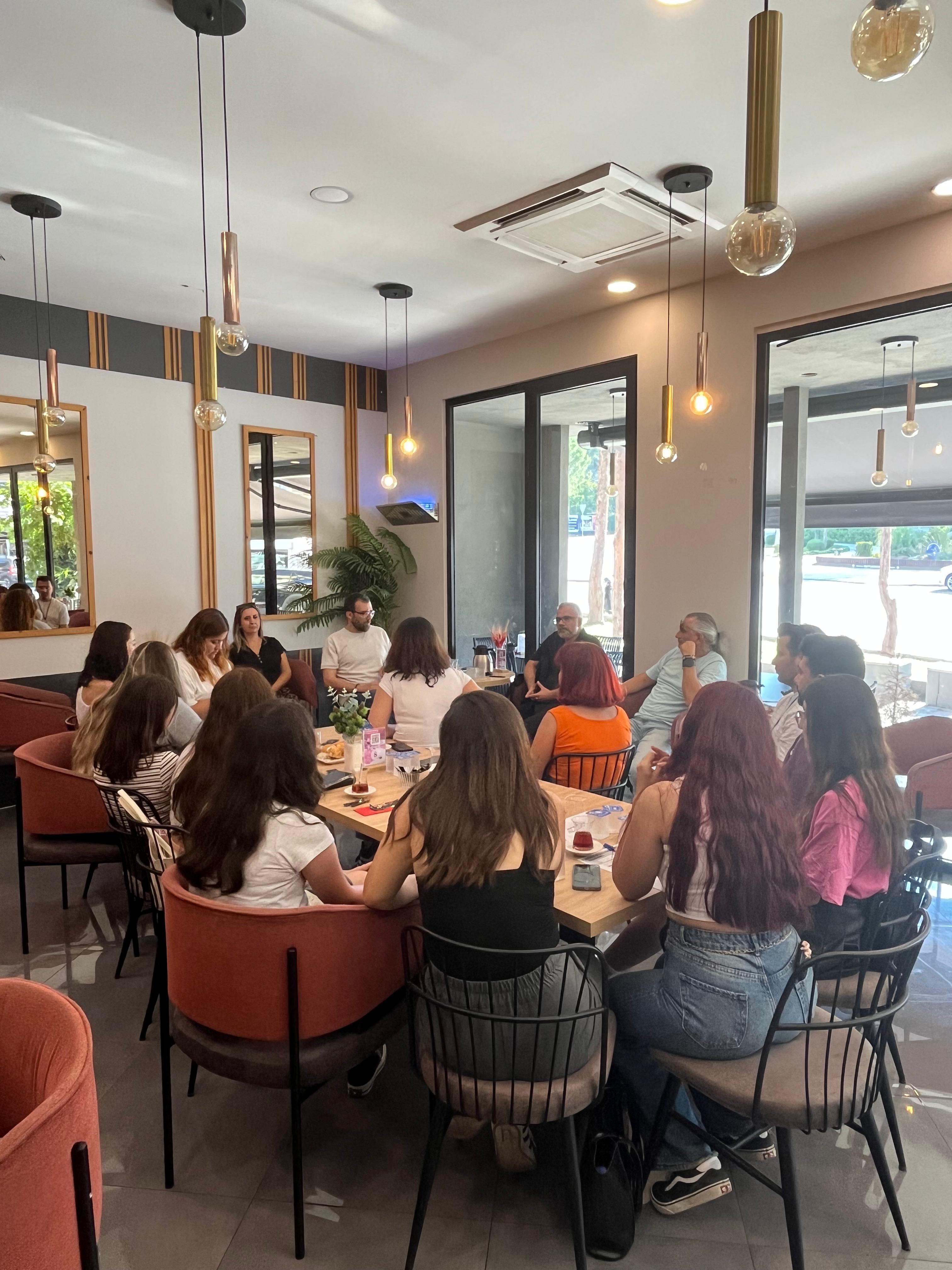 yeni-donemin-acilisi-dolayisiyla-bolum-ogretim-uyelerimiz-ve-bolum-ogrencilerimizin-katilimiyla-tanisma-cayi-etkinligi-gerceklestirildi-2