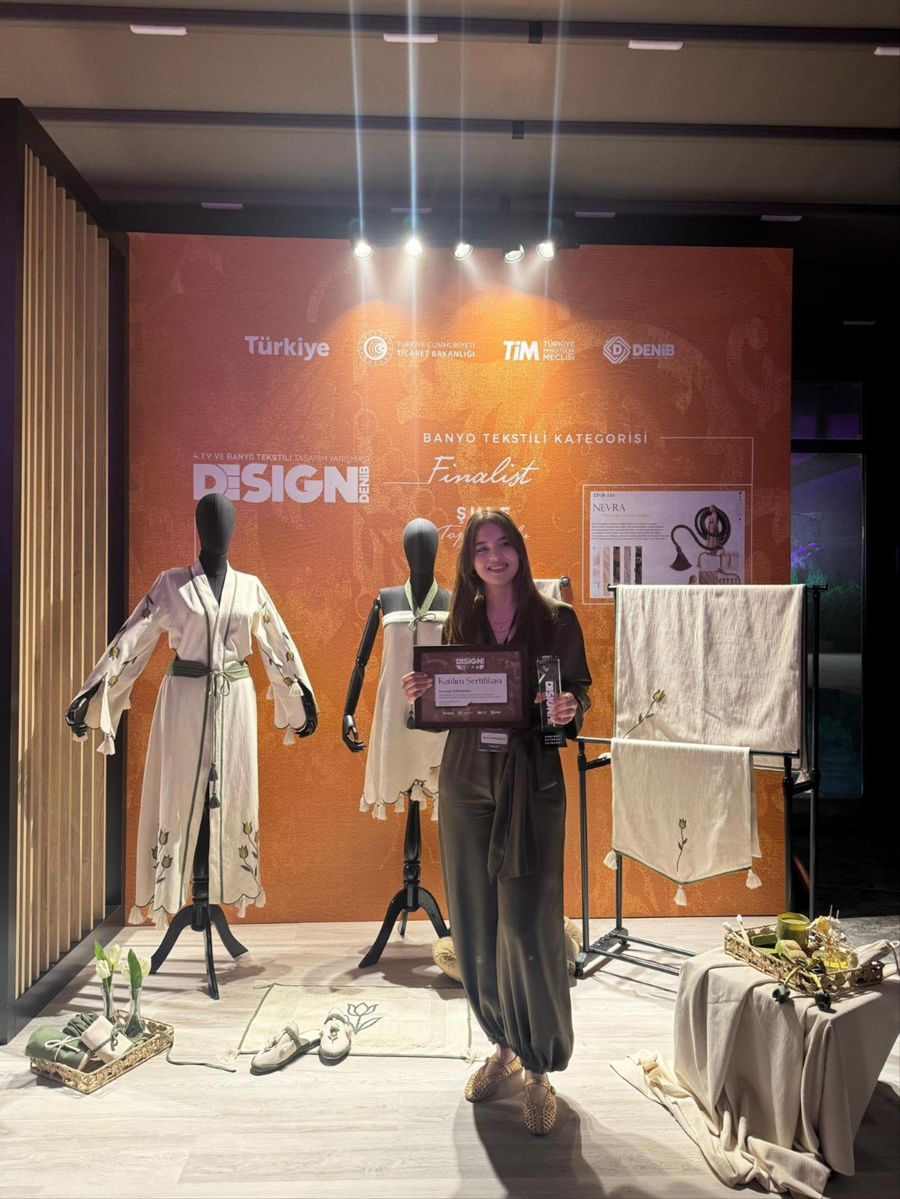 pau-ogrencisi-denib-4-ev-ve-banyo-tekstili-tasarim-yarismasinda-basari-odulu-aldi