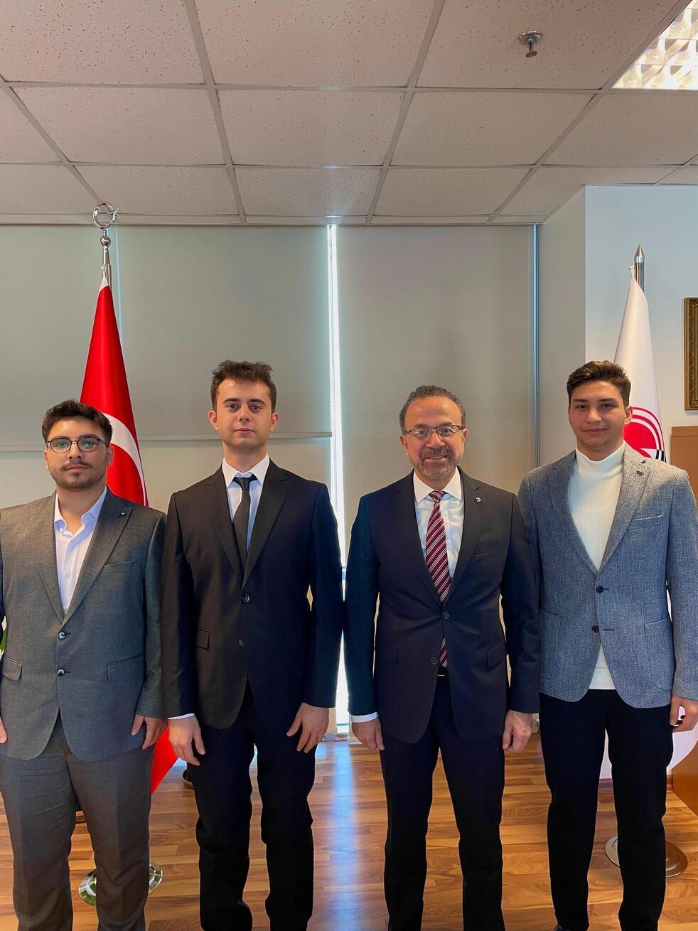 ar-ge-mekatronik-ogrenci-toplulugutubitak-baskan-yardimcisi-guner’i-makamina-ziyaret-etti