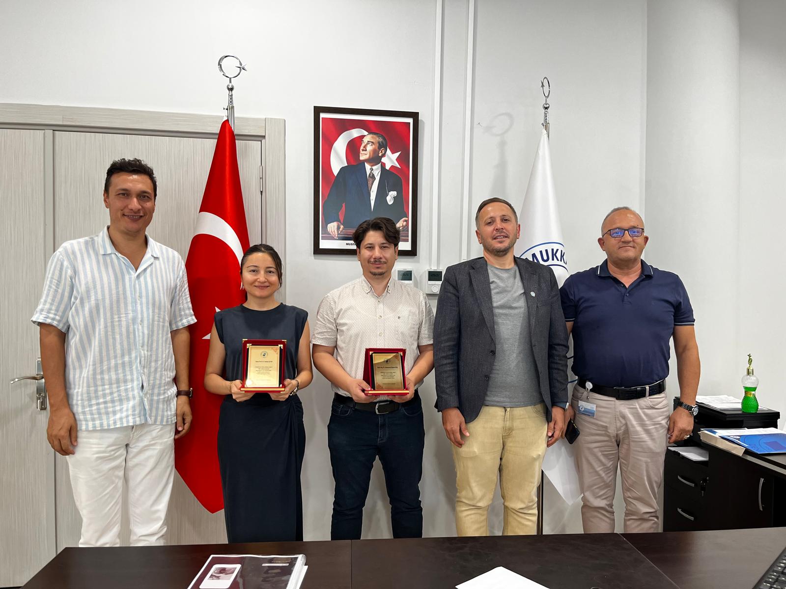 fakultemize-katkilarindan-dolayi-prof-dr-sevilay-cetin-ve-doc-dr-muhammet-usame-ozic’e-tesekkur-plaketi