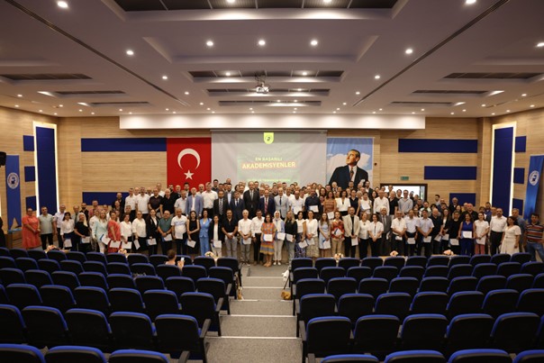 rektor-gungor-pau’nun-basarili-akademisyenlerini-taltif-ve-tesekkur-programi-ile-onurlandirdi-2