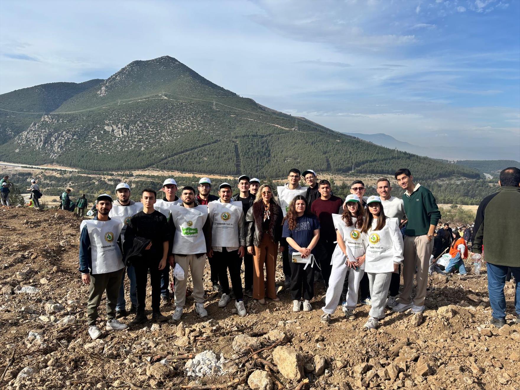 pau-tohsam-ve-dtbmyo-ogrencileri-11-kasim-agaclandirma-gunu’nde-fidan-dikti