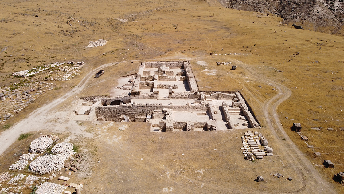 denizlinin-buldan-ilcesindeki-tripolis-antik-kentinde-yurutulen-kazi-calismalarinda-onunde-balik-havuzu-da-olan-1500-metrekare-alana-yayilan-bir-villa-ortaya-cikartildi