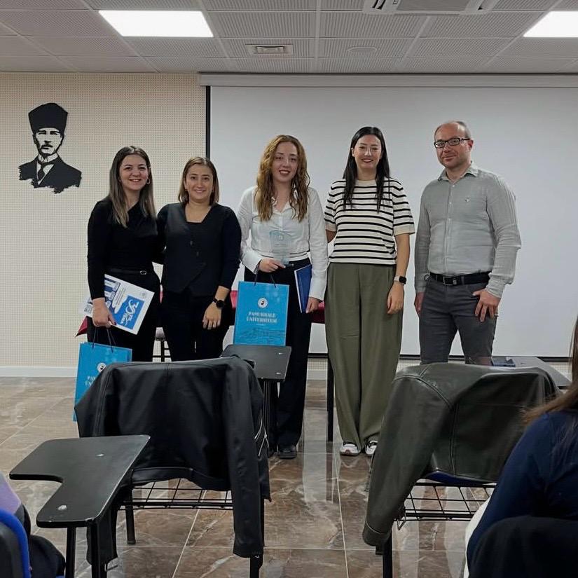 eczane-hizmetleri-programi-tarafindan-duzenlenen-“eczane-teknikerleriyle-kariyer-yollari”-baslikli-panele-mezun-ogrencilerimiz-konuk-konusmaci-olarak-katildi-2