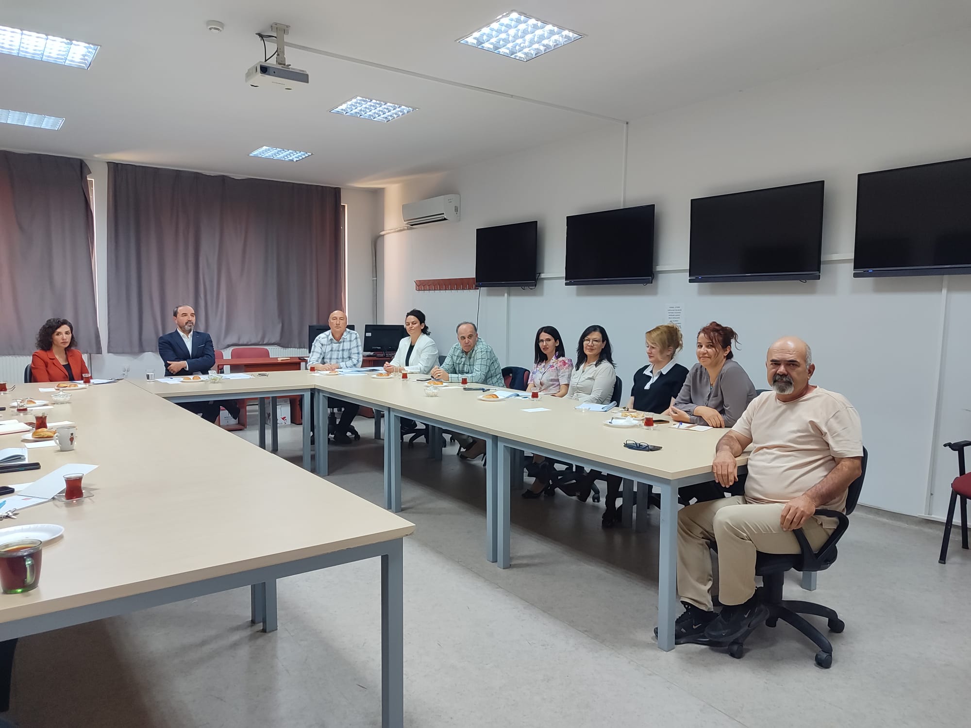 fakultemizde-akademik-kurul-ve-yuksekogretim-kalite-kurulu-yokak-akreditasyon-degerlendirme-toplantisi-yapildi