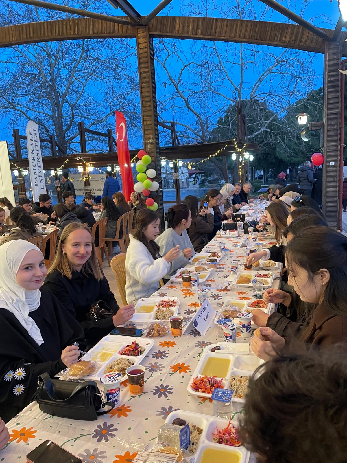 erasmus-ogrencilerimiz-iftar-sofrasinda-bulustu