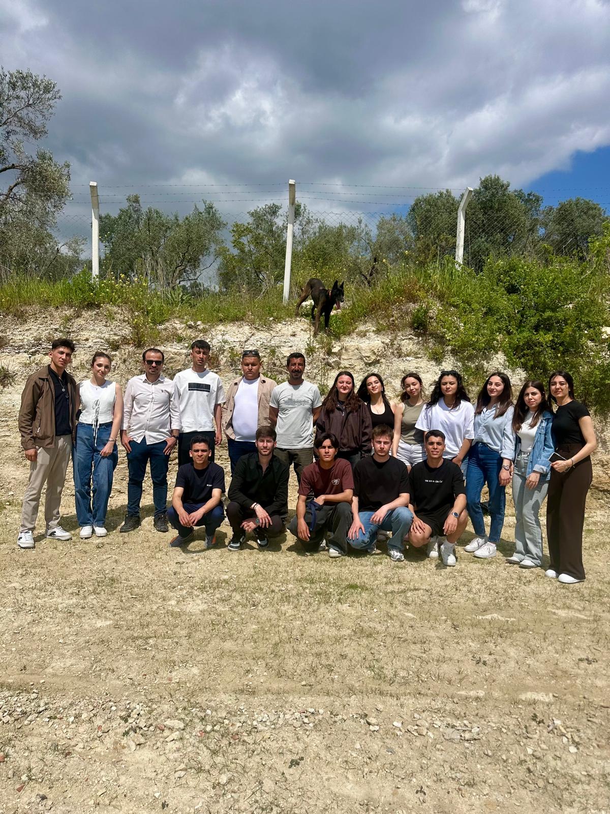 emergency-and-disaster-management-students-received-search-dog-training-3