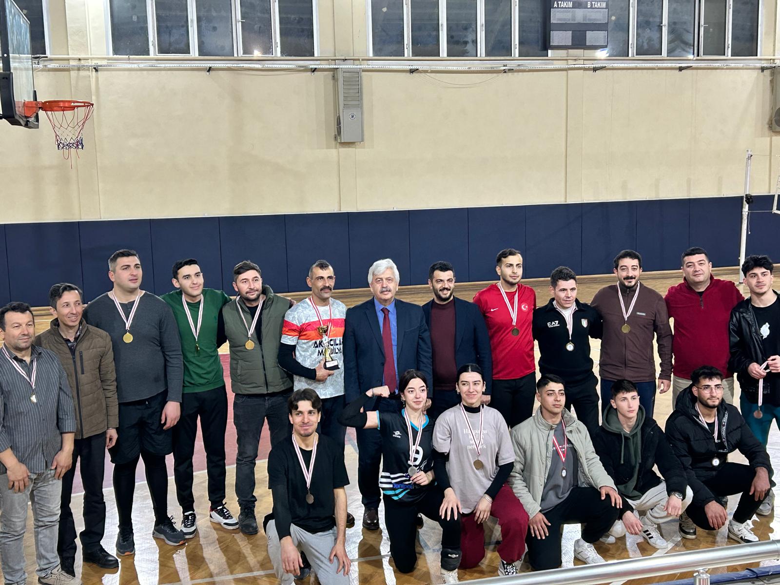 pamukkale-universitesi-civril-yerleskesinde-voleybol-heyecani