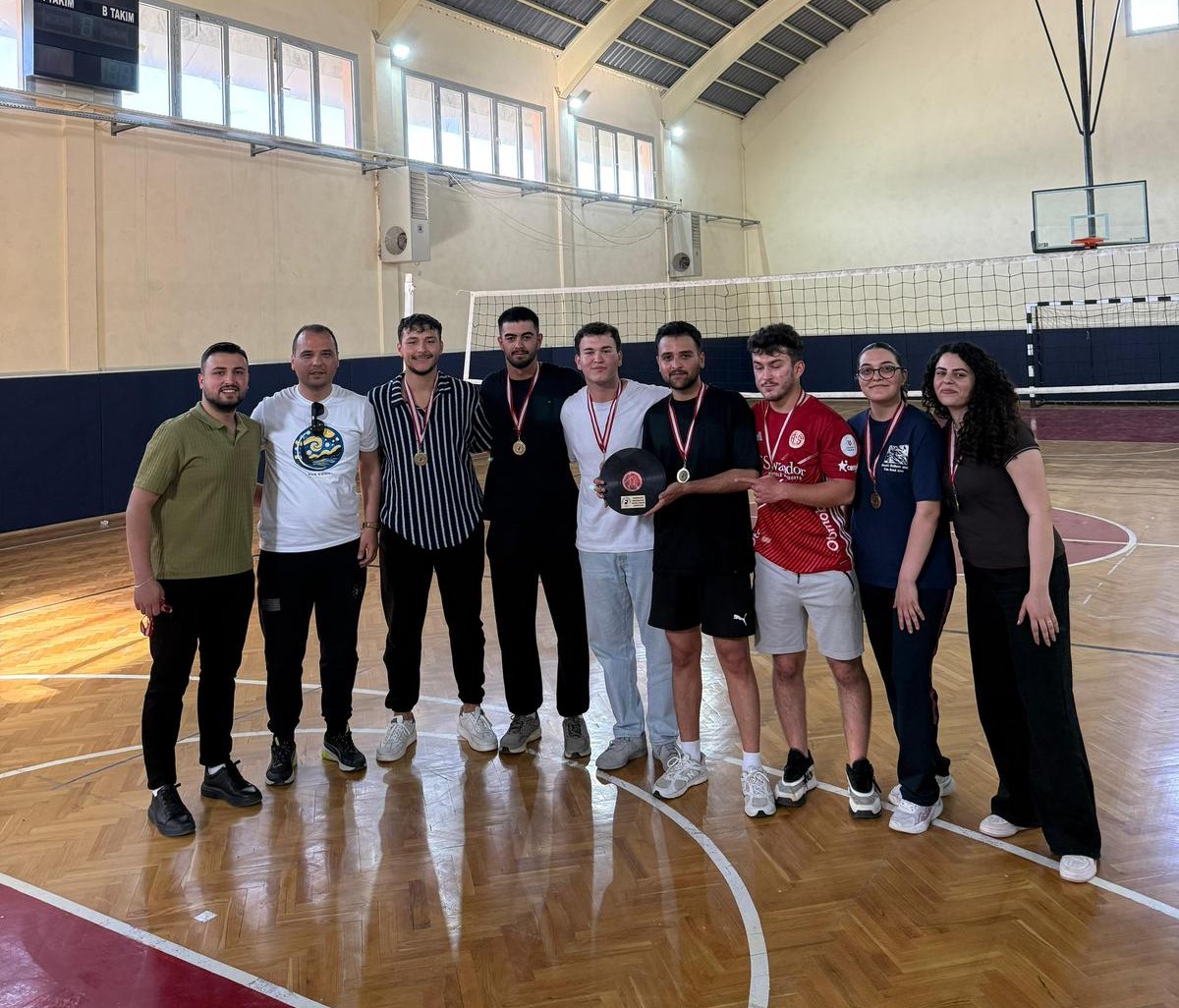 pau-civril-yerleskesinde-voleybol-heyecani-sampiyon-ziraat-fakultesi